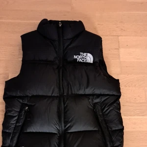 Facenorth väst - Fint skick knappt andvänd 