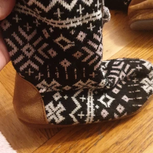 Sköna tofflor - Det är nya tofflor Icke användna Sköna lite för små för mig