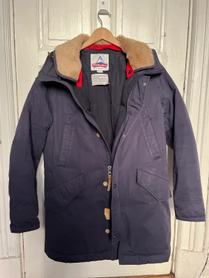 Holubar varm Parkas L - Holubar Alcan Long Parka Alcan long parka made of navy blue cotton laminate, it is a snow, rain and wind resistant fabric. This regular cut model has a double alpaca hood, removable with press studs on the front of the hood. Super warm. Super cozy. 