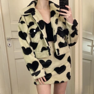 Tvådelat set  - Set med jacka och kjol i storlek s från cider. Säljer hela setet för 350 kr och köpare står för frakten. Enskilt plagg för 200 kr. 💖