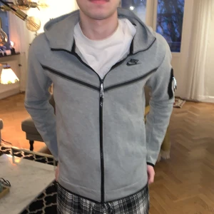 Nike tech fleece - Snygg tech fleece köpt på jd sports för 1250. Tröjan är i bra skick utan några defekter. Säljer tröjan för 400 men priset går att diskutera. Den är storlek S en sitter lika bra som M