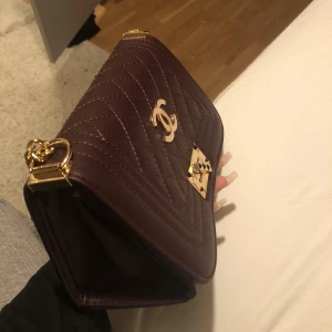 Chanel väska - Ej äkta, pris går att diskuteras och för fler bilder är det bara att fråga🤍