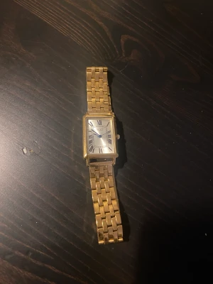 NY Regal klocka  - Aldrig använd , då det inte är min stil..batteriet funkar 