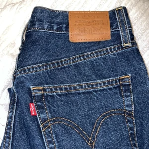 Levi’s ribcage straight W27 L29 - Ett par Levi’s ribcage straight i storlek W27 L29, använda fåtal gånger i nyskick! ✨fler bilder efter förfrågan. Köparen står för frakten o betalning via Swish ✨