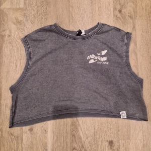 Linne/magtröja  - Coolt linne/magtröja med litet tryck på framsida och stort på ryggen. Perfekt för sommaren eller gymmet. Knappt använd 