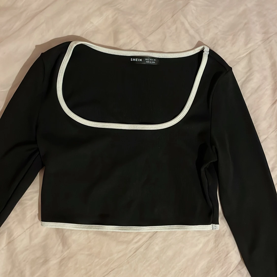 svart vit crop top
