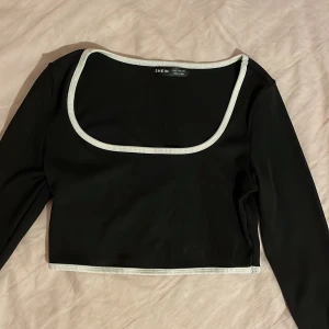 svart vit crop top - en kort ribbad crop top från shein, toppen är klippt precis under bysten. storlek s. perfekt skick, för kort för min smak