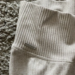 Aimn tights - Aimn tights knappt använda🤎🤍