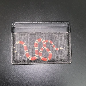 Gucci korthållare  - Säljer min gucci korthållare eftersom jag inte använder den längre, kan bli billigare vid snabb affär   Kvitto och box finns kvar