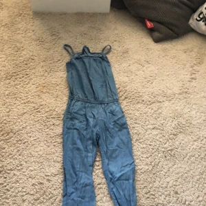 Säljer en absolut för liten byxdress  - Jag säljer en blå byxdress som har varit för liten i många år nu