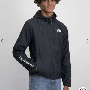 North face jacka - En stilren vårjacka som jag säljer för att den är för liten för mig jag köpte den på kids brand store för typ ett halvår sedan med tanke att den skulle passa nu till vår men eftersom att den är för liten så har jag bara använt den ca 5 gånger😊