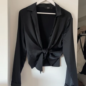 Satin kavaj - Satin kavaj som är lite croppad och man kan knyta där fram, fint skick då den ej använts mycket!