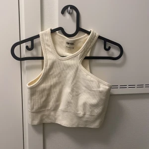 Aim’n topp - Oanvänd träningstopp från aim’n säljes då den inte passar mig storleksmässigt. 