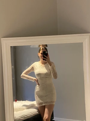 Vit spetsklänning - Kort spetsklänning (jag är 176cm) Passar S-M