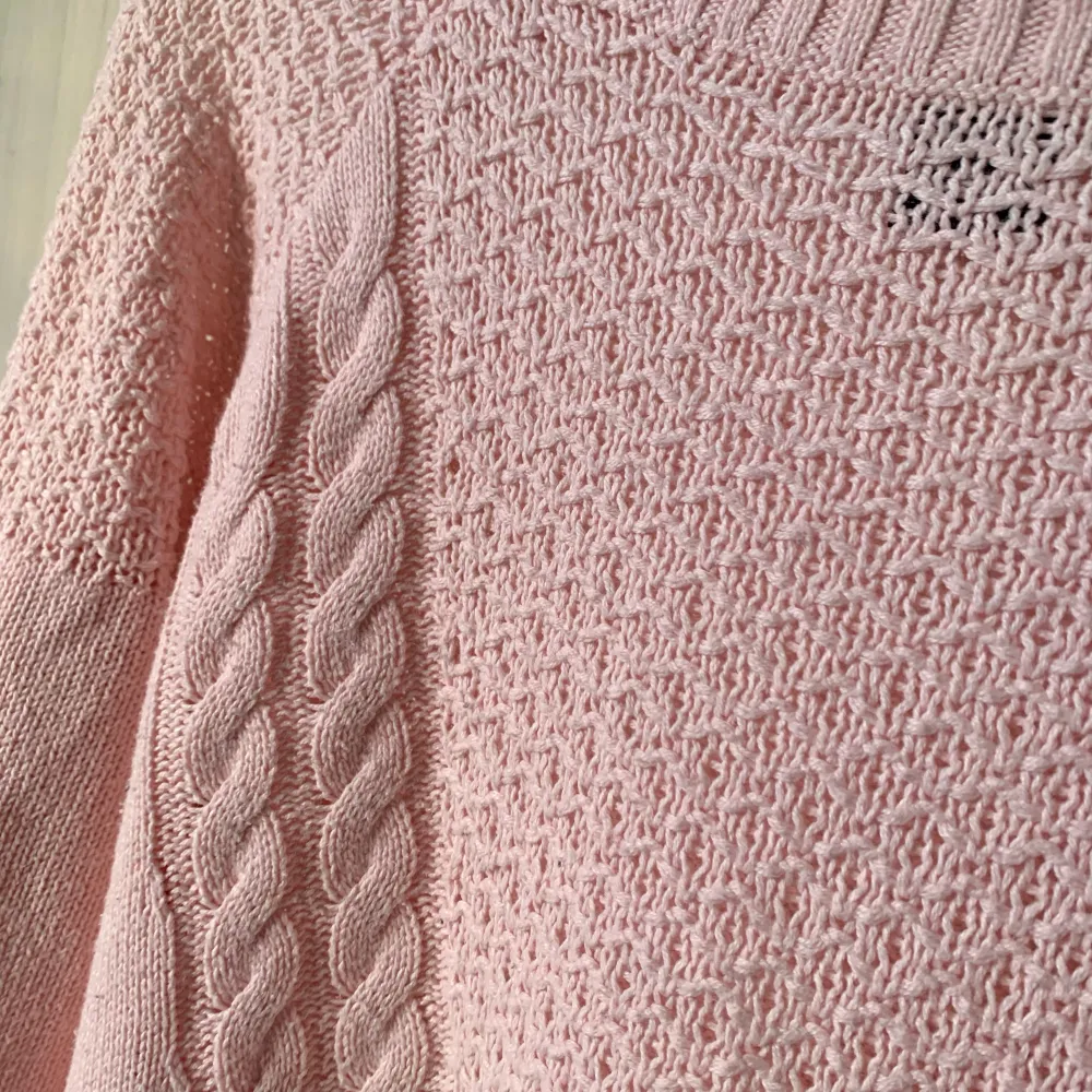 Tunn stickad rosa tröja. Den är relativt lång, så skulle funka som klänning, går precis till ljumskarna för mig (164) Bra skick!. Stickat.