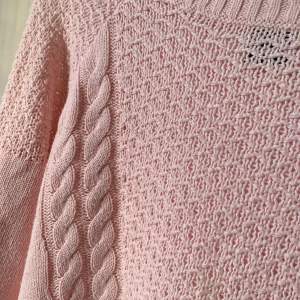 Tunn stickad rosa tröja. Den är relativt lång, så skulle funka som klänning, går precis till ljumskarna för mig (164) Bra skick!