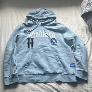 Hoodrich hoodie - Säljer min hoodie eftersom jag har två likadana och bara har användning för en av de. Knappat använd har bara testat den och haft den hemma
