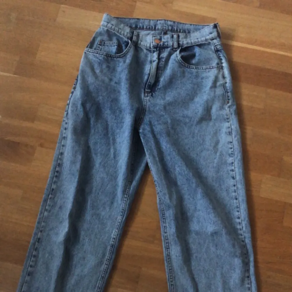 Snygga gråblåa jeans i Stl 32 Loose fit/ straight . Jeans & Byxor.