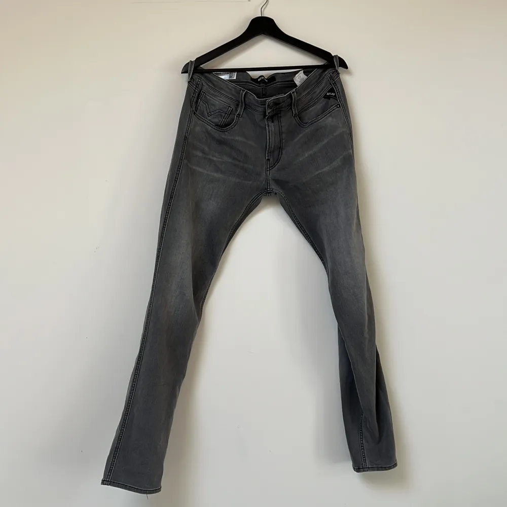 Ett par gråa replay jeans i storlek 32/34. Sällan använda och i bra skick. Jeans & Byxor.