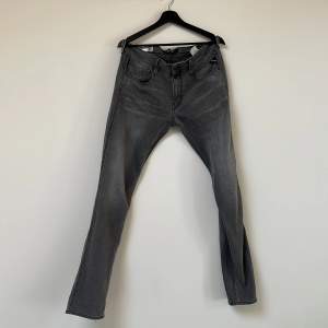 Ett par gråa replay jeans i storlek 32/34. Sällan använda och i bra skick