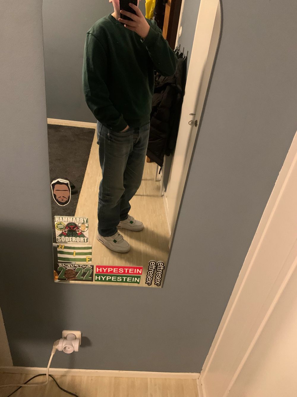 Säljer mina vintage APC jeans som är köpta för 1600kr i Paris på 90-talet och inga som helst brister. Det står att det är storlek 33 men vet ej om det är samma storlekar som nu då de motsvarar 30/30 eller 30/32. Jätteskön tvätt som bara vintage jeans har!. Jeans & Byxor.