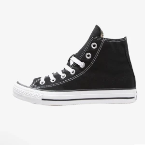 svarta converse - säljer svarta converse i helt okej skick! skriv för egna bilder