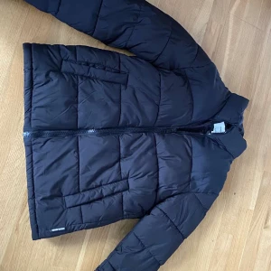 Jack and Jones jacka - Nästan helt oanvänd i strl XS. Kan skicka fler bilder. Har inget satt pris men kom med bud. Adda snap w_koll2011 eller insta Walter.koll för att köpa.