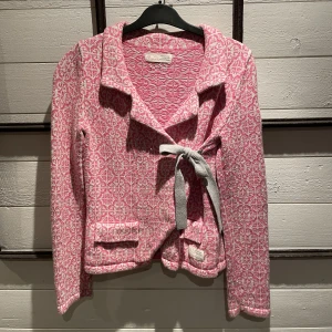 Odd Molly  - Rosa stl 0 (xs), grå stl 1 (s) använt fint skick. 300 kr/st eller 500 kr för båda. Frakt tillkommer 