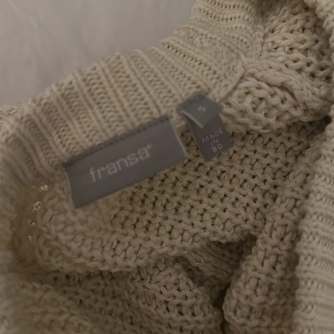 Vit stickad tröja  - 91
