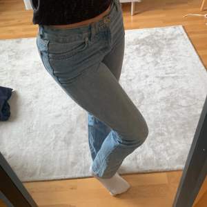 Midwaist ljusblåa jeans från Asos. Gott skick. Jag är 168 och midjemått på jeansen är 74 cm. 