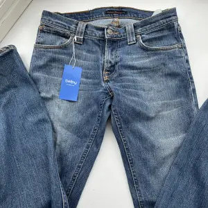 Nudie jeans, midjemått 72 med lågmidja. Köpta från sellpy. Skitsnygga!  66kr frakt! 💙