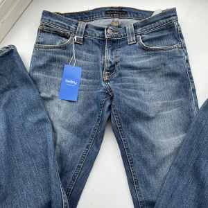 Jeans lågmidjade  - Nudie jeans, midjemått 72 med lågmidja. Köpta från sellpy. Skitsnygga!  66kr frakt! 💙