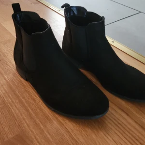 Vår höst skor nice!  - BPC MODELL  STORLEK 39  ANVÄNDA EN ENDA HALV VINTER KNAPPT fördäljare sa stt de gick bra att använda dem på vinter men nej du de för kallt med dem.    