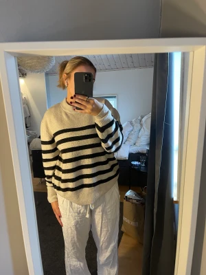 Stickad randig tröja - Stickad randig tröja från Hm, används inte mycket längre