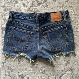 Levi’s jeansshorts 501 - Levi’s short i modellen 501. De är storlek W27 och sitter midwaist. De är i bra skick! Nypris är 549kr💙Pris går att diskutera!!