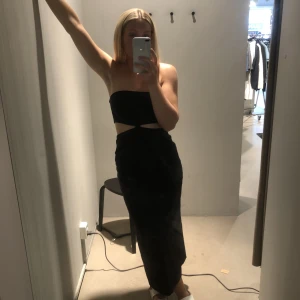 Svart klänning från zara  - Supersnygg klänning med fina detaljer. Använd ett fåtal gånger och är precis som ny! Sålde slut fort på hemsidan. ❤️