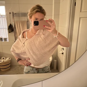 Beige poncho - Söt beige poncho så fin till ett linne och har dina detaljer❤️