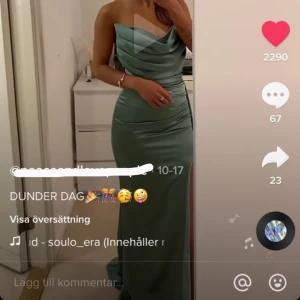 Balklänning  - Min älskade balklänning som jag köpte för ungefär 6 tusen i Södertälje. Bara använts en gång under balkvällen och är i storlek 34 insydd till storlek 32. Klänningen sitter tajt och fint på kroppen och färgen är otroligt magisk. 😍