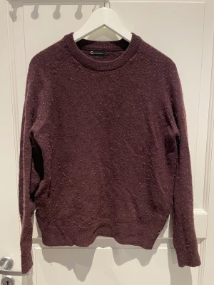 Stickad tröja - ”Vinröd” Stickad tröja. Använd med bra skick. Lite nopprig. Storlek L, men skulle säga att den passar S