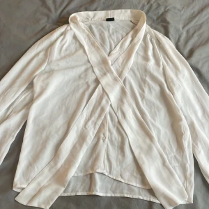 Blus med knytning - Vit blus från Gina Tricot med knytning i kragen. Använd flera gånger men bara luggit i garderoben de senaste 3 åren. Skriv för fler bilder. 😊