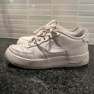 Nike air force 1 - Säljer mina air force som är i bra skick utåt set, endast några små creasningar på skorna. På insidan av hälen är det hål, därav kommer priset. Annars finns inga defekter. Hör av er vid frågor eller diskussion om pris.