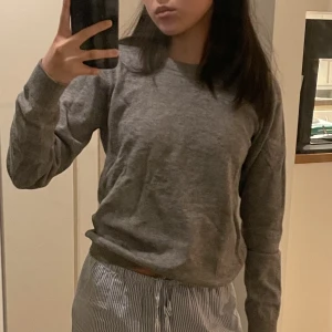 Stickad tröja - Grå stickad tröja, använd fåtal gånger