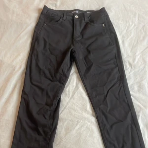 Lågmidjade raka jeans - Svarta lågmidjade jeans med raka ben från Jensen. Aldrig använda. Skriv för fler bilder och mått.😊