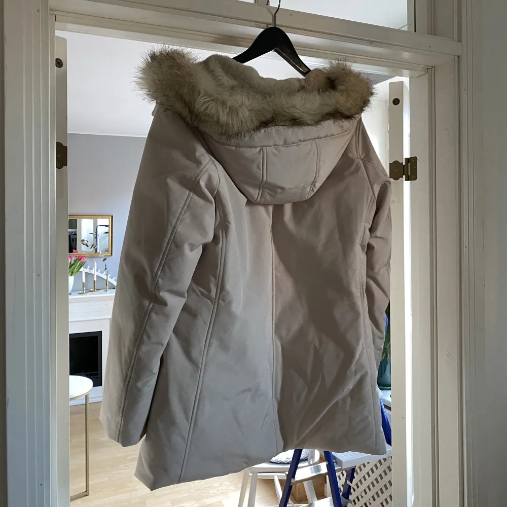 Vinterjacka/parkas från Uniqlo i strl L. Supervarm och i nyskick. Lik i modellen till Canada Goose. Man kan ta av och på pälskragen. Fungerar även bra som skidjacka. . Jackor.