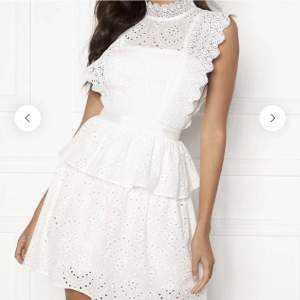 Säljer denna jätte fina vita klänning perfekt till studenten eller sommaren!!🥂🤩                                                    Storlek 32 men passar även mig som har 34, aldrig kommit till användning och är sprillans ny 🤯