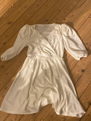 Sommar klänning - En superfin sommarklänning till examen, midsommar eller bara en vanlig dag, den är urringad o har typ ett mönster (bild 3) storlek Xs men passar S oxå
