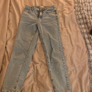 Jeans från Gina Tricot  - Säljer då de blivit både för korta och för små i midjan. Jag är 168 cm lång. Dem är använda fåtal gånger och i bra skick. Köparen står för frakt!