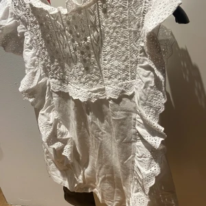 Vit topp - En jättefin vit topp från Mango. Fint skick och sällan använd. Nypris är 350kr. Storlek S