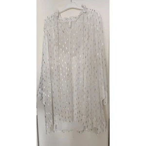 Klänning H&M - Festligare klänning från H&M med silvrigt mönster. Knappt använd. 