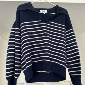 Tröja med krage - Tröja i 100% ull. Endast använd 1-2 gånger. Upplevs lite mindre i storleken då de är en kort modell. 